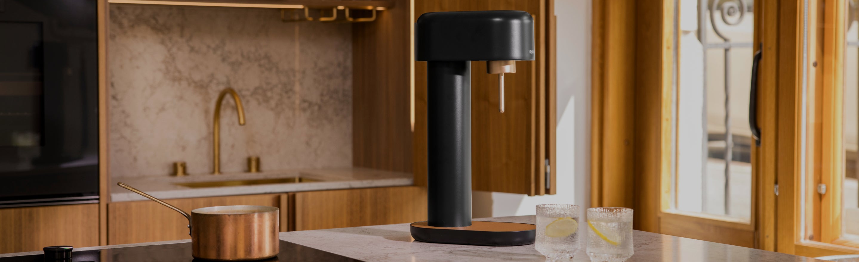 黒の炭酸水メーカー写真